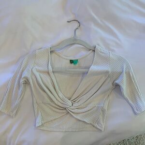Super cute Farm Rio twist crop top, going out, worn a few times, fits small